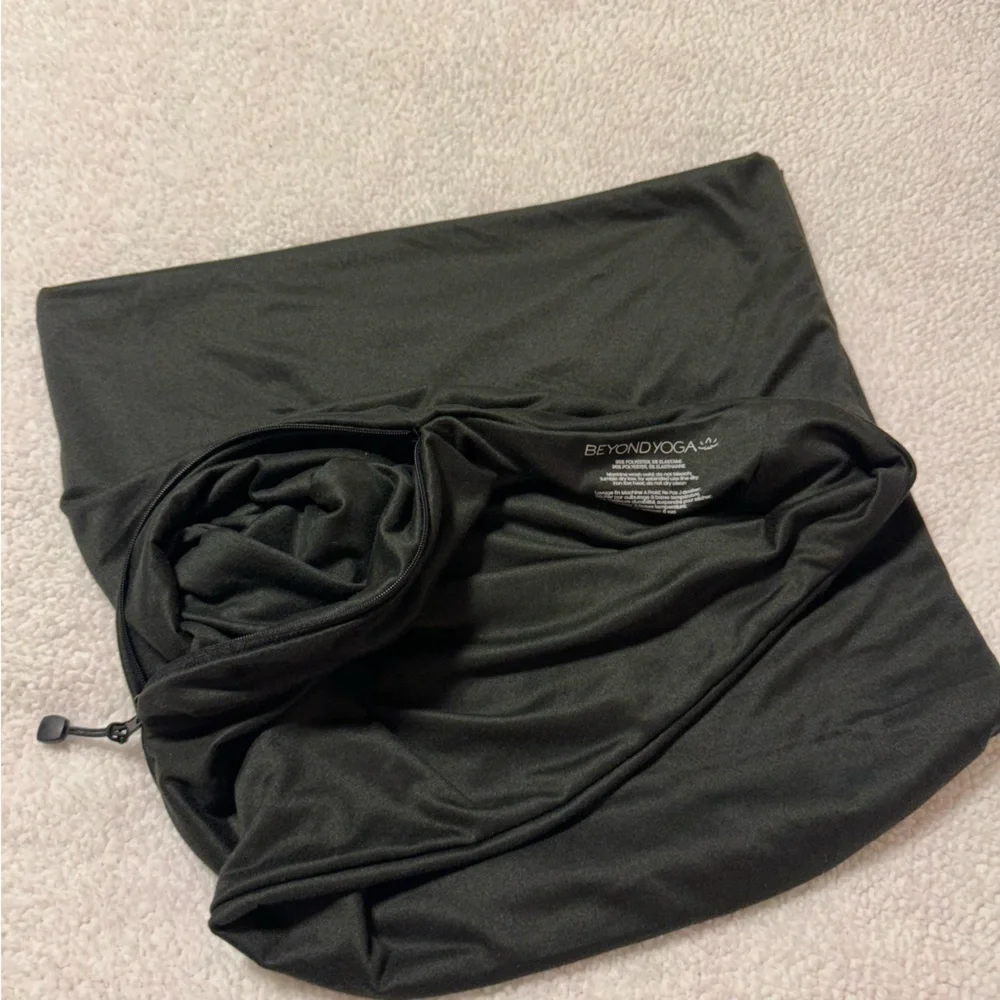 BEYOND YOGA Hidden Pocket Infinity Scarf Zipper Pocket Black Brown Soft